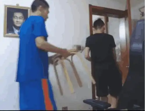 dnf宝哥直播与老爸修灯日入百万,这表情亲生父子没跑了