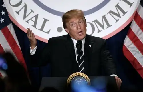 美国总统特朗普出席会议激情演讲,神采飞扬简直就是行走的表情包