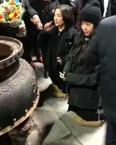欧阳娜娜随妈妈回乡祭祖,乡亲们放鞭炮挂横幅欢迎娜比