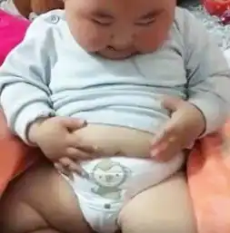 1岁宝宝玩自己肚子上的肉,接下来宝宝的反应,让爸爸笑喷了