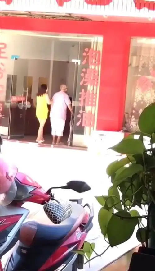 滴滴师傅载了一个80多岁的老人家,要去足浴店洗脚