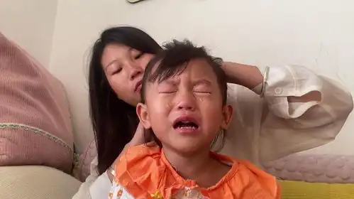 3岁女儿第一天上幼儿园,没进校却哭成泪人,父母花钱孩子又受罪