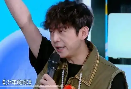 何炅祝贺丁程鑫考上北电,小丁表情值得细品,还不适应大学生身份