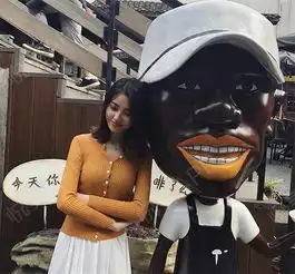 哈哈哈,出去玩突然看到跟我衣服颜色很合拍的大嘴唇子...眼综合整形悦美整形