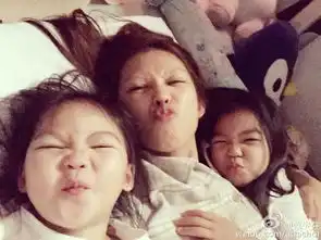 蔡少芬怀抱两女卖萌被赞好可爱的三个宝贝