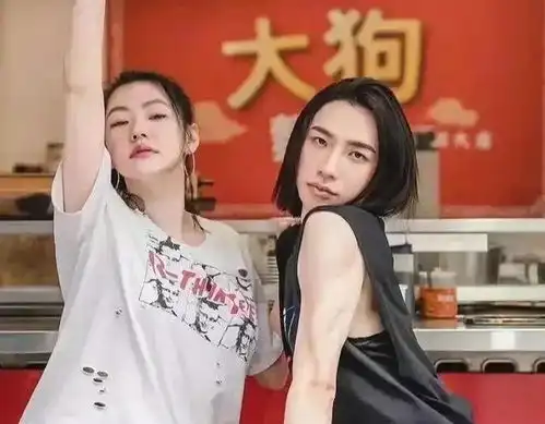小s与男老师近身共舞,竟然摸对方屁股和裆部,网友太没下限了