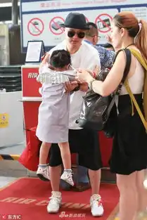 组图女儿奴包贝尔抱饺子机场玩滑梯父女全程互动温馨有爱