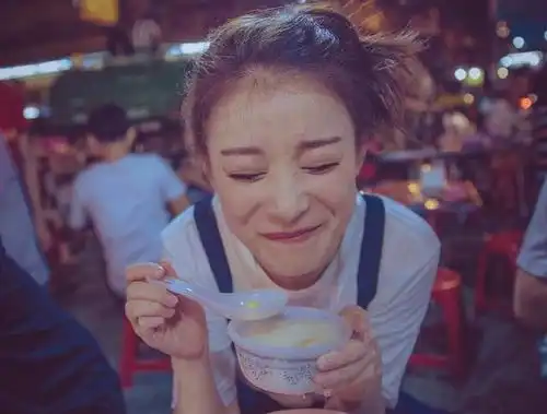 倪妮街边吃美食表情满足到爆,和井柏然闪电分手,难道是早有预感