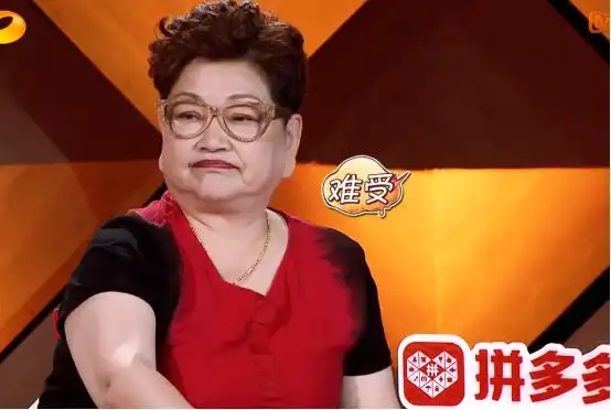 我家那小子钱枫妈妈表情呆滞超级萌,但她一身的金子更耀眼