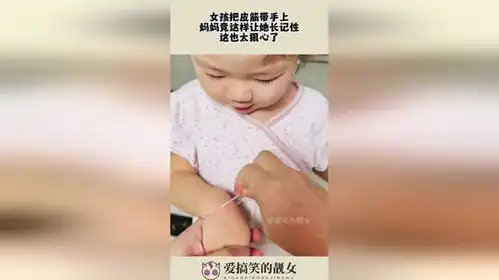 女孩把皮筋带手上,妈妈竟这样让她长记性,这也太狠心了