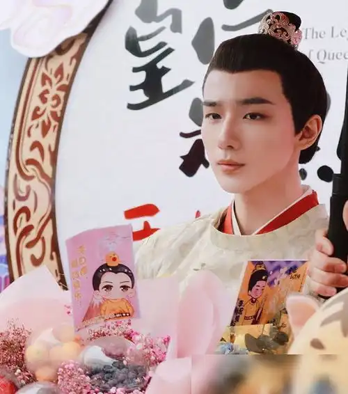 李宏毅开机表情引争议,面对赵露思辣目洋子截然不同,扎心了