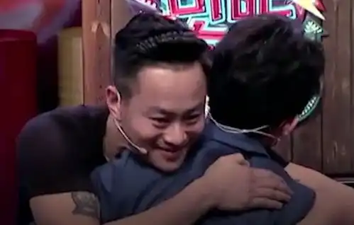 与王菁传绯闻后,又和小鲜肉十指紧扣,何炅到底结婚了没