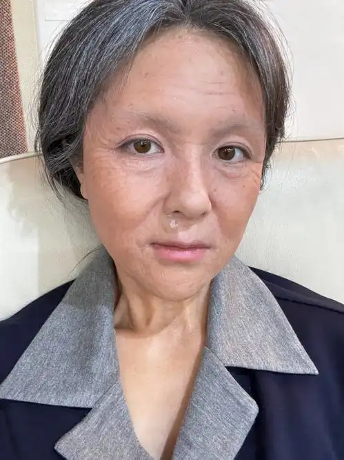 李兰迪晒老年妆上妆过程满脸皱纹十分逼真