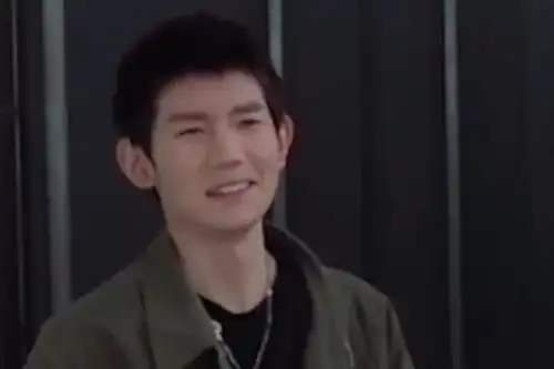 合伙人的欢迎方式过于热情,王源的表情像按了暂停,放大看好嫌弃
