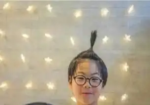 宋家三胞胎如今长大啦,表情呆萌很可爱,还是摆脱不了表情包