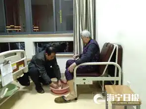 真的很难得病房里,儿子蹲地给母亲洗脚