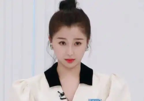 虞书欣初见lisa,出场表情被蔡徐坤吐槽,像极了追星的自己