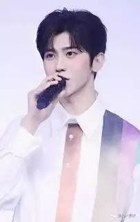 蔡徐坤获华语乐坛金曲奖,台下周杰伦陈奕迅等大佬的表情亮了