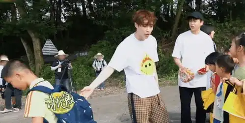 张艺兴外面招呼小朋友,意外碰巧遇到了吴亦凡,表情十分好笑
