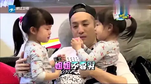 妈妈离开俩姐妹花一个比一个哭的凶唐志中表情很无奈