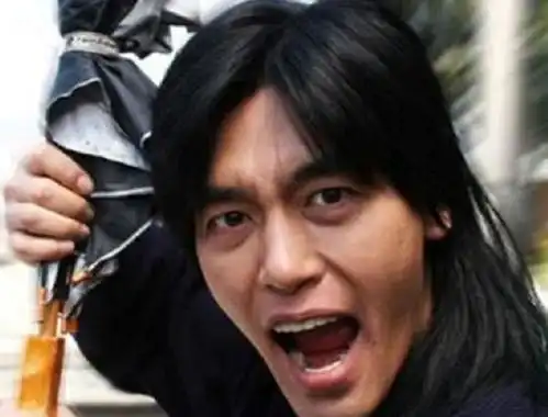 谁还记得表情包之王金馆长收起了迷之微笑后,如今帅得认不出来