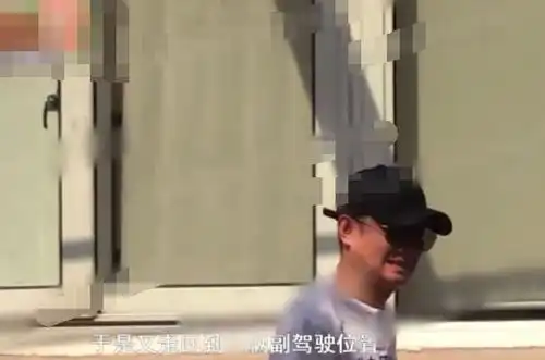 文章独自现身医院,走路踉踉跄跄状态差,全程呲牙表情难受