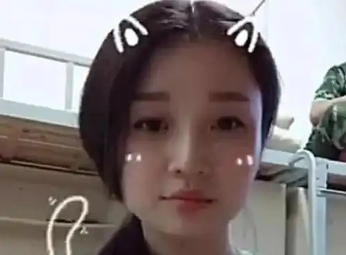 女大学生晒宿舍自拍照,睡在上铺的兄弟意外火了,咋回事