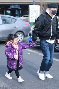组图包贝尔紧牵女儿现身机场饺子齐刘海变中分戳中萌点