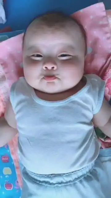 好委屈啊,小宝宝的表情太可爱了