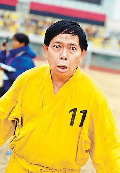 恭喜黄一飞获杰出贡献奖,满屋古董好显眼,曾变卖古董驰援河南周星驰
