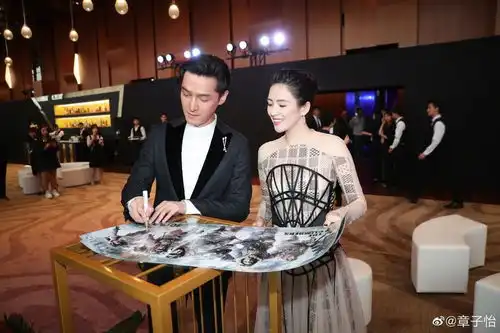 表情胡歌为攀登者海报签名章子怡变迷妹表情俏皮表情