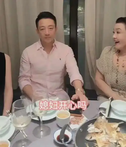 马筱梅见面就叫妈和张兰热情拥抱,汪小菲坐中间表情耐人寻味