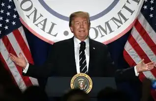 美国总统特朗普出席会议激情演讲,神采飞扬简直就是行走的表情包