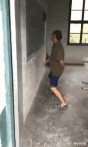 大姐为了美观也是拼了,这么勒着不觉得闷吗