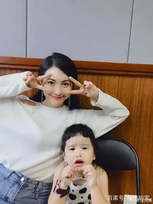 包贝尔带女儿现身,包饺子大变样,打扮惊艳,网友下一个王诗龄