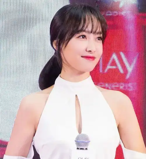 18岁的欧阳娜娜发际线都秃了夏天扎头发你还敢不遮发际线吗