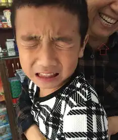 孩子打针痛哭,结果孩子身后的姥姥却火了萌爸看到图后被逗笑