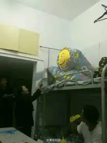高校男生魔性表情调戏宿管大爷阿姨上演反差萌