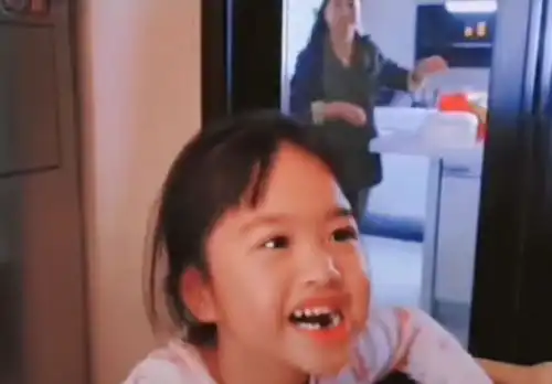 37岁包贝尔近照,当牙医给女儿饺子拔牙,小可爱全程配合好可爱
