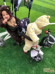 双胞萌娃竖大拇指比赞姿势表情挺逗乐