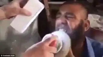 组图场面十分惊悚男子用汽车抛光器打磨牙齿进行漂白