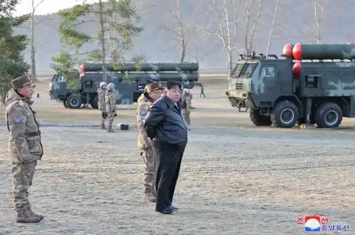朝中社金正恩指导进行超大型火箭炮射击训练图