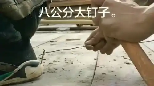 人家民工赚点钱真的不容易呀,这下回去还得买双新鞋这人真的是太坑了