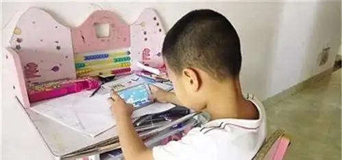 孩子上网课上出新境界,一边上课一边分屏打游戏,老师惊诧不已