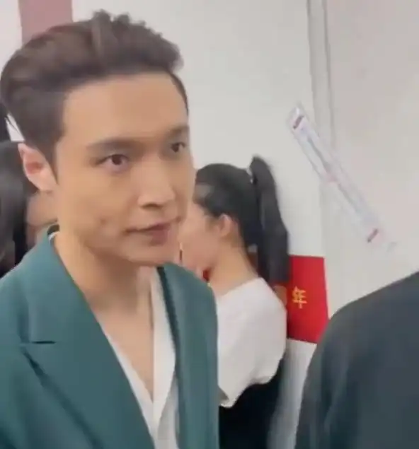 七一汇演众星合唱,后台生图曝光多数表情严肃,张艺兴杨紫抿嘴笑
