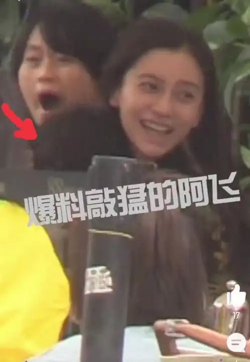 baby带儿子户外聚餐,小海绵转圈表情委屈,被阿姨抱怀里哄超软萌