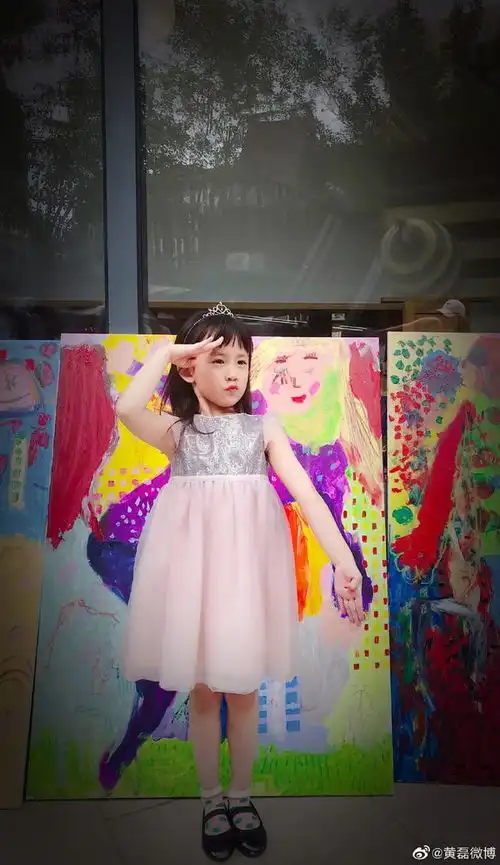 黄磊晒二女儿画作多妹穿粉色蓬蓬裙敬礼表情得意