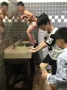 大陆客洗手台洗澡洗手台写有请勿抬脚小心爆裂提示语