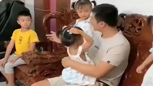 萌娃自从生了三胞胎妹妹,每天都围着爸爸转,儿子的表情亮了