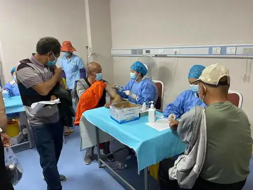 昆明市第一人民医院五个接种点火力全开全力以赴接种新冠疫苗共筑免疫长城